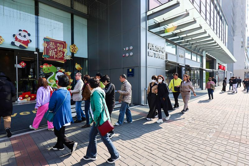 通过图库可以了解到拍摄的地点在香港的万兆丰中心