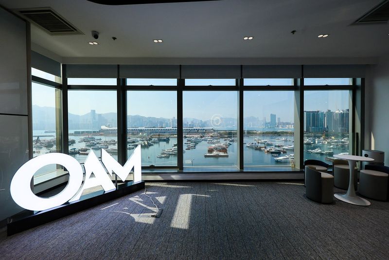 背景永远都停留在一个放了几个展示OAM Global的灯牌的小房间